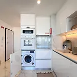 Beira Mar, Com Garagem E Piscina.