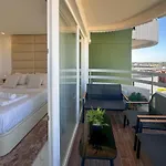 Beira Mar, Com Garagem E Piscina.