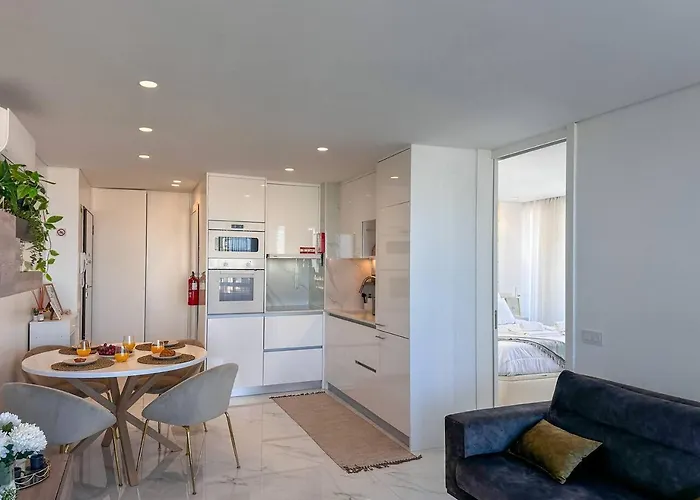 Beira Mar, Com Garagem E Piscina. Apartament Portimão