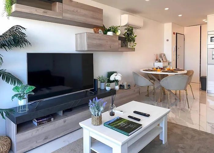 Beira Mar, Com Garagem E Piscina. Apartament