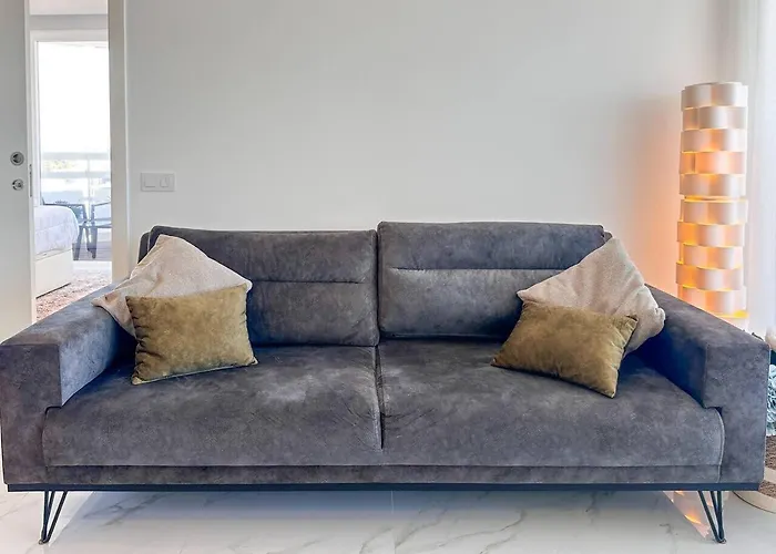 Beira Mar, Com Garagem E Piscina. Apartament