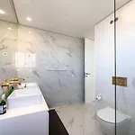 Beira Mar, Com Garagem E Piscina. *