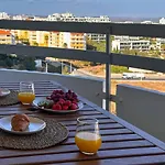 Beira Mar, Com Garagem E Piscina. بورتيماو