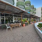 Beira Mar, Com Garagem E Piscina.