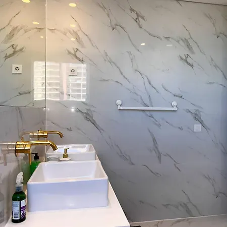 Beira Mar, Com Garagem E Piscina * Portimão