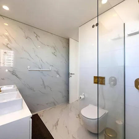 Beira Mar, Com Garagem E Piscina