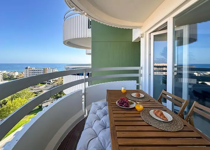 Beira Mar, Com Garagem E Piscina. Portimao