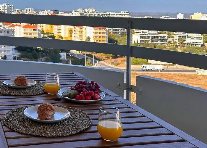 Beira Mar, Com Garagem E Piscina. Portimao