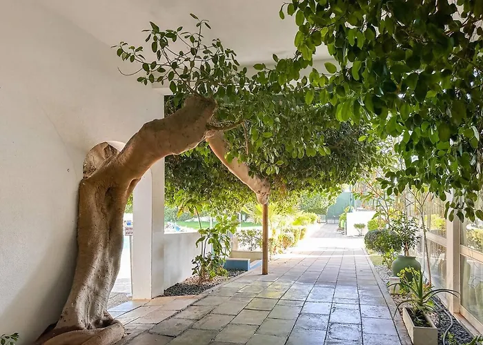 Beira Mar, Com Garagem E Piscina. *