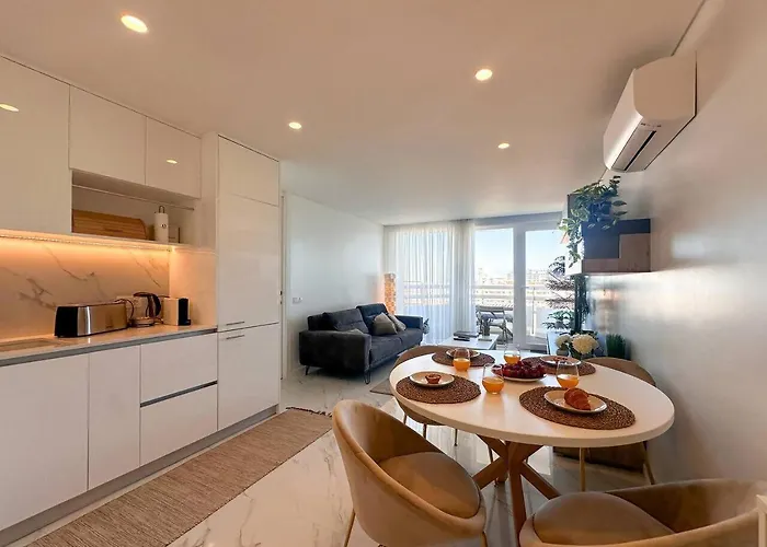 Beira Mar, Com Garagem E Piscina. Apartment