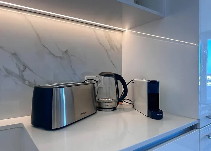 Beira Mar, Com Garagem E Piscina. * Portimao