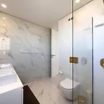 Beira Mar, Com Garagem E Piscina.