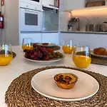 Beira Mar, Com Garagem E Piscina.