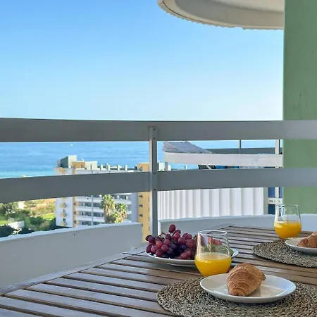 Beira Mar, Com Garagem E Piscina. Апартаменти Портіман