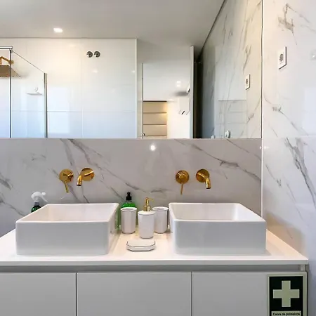 Beira Mar, Com Garagem E Piscina. Апартаменти Портіман