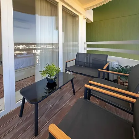 Beira Mar, Com Garagem E Piscina. Апартаменти Портіман