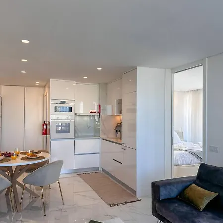 Beira Mar, Com Garagem E Piscina. Апартаменти Портіман