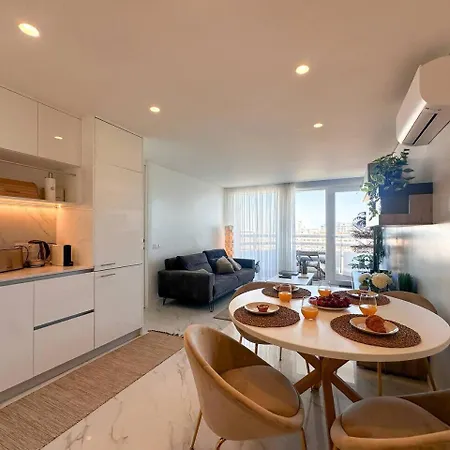 Beira Mar, Com Garagem E Piscina. Апартаменти