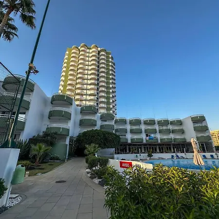 Beira Mar, Com Garagem E Piscina. Апартаменти Портіман