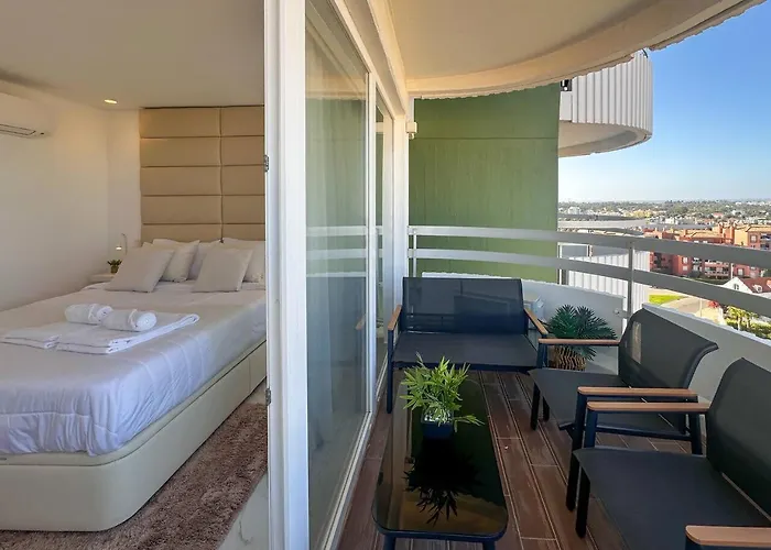 Beira Mar, Com Garagem E Piscina.