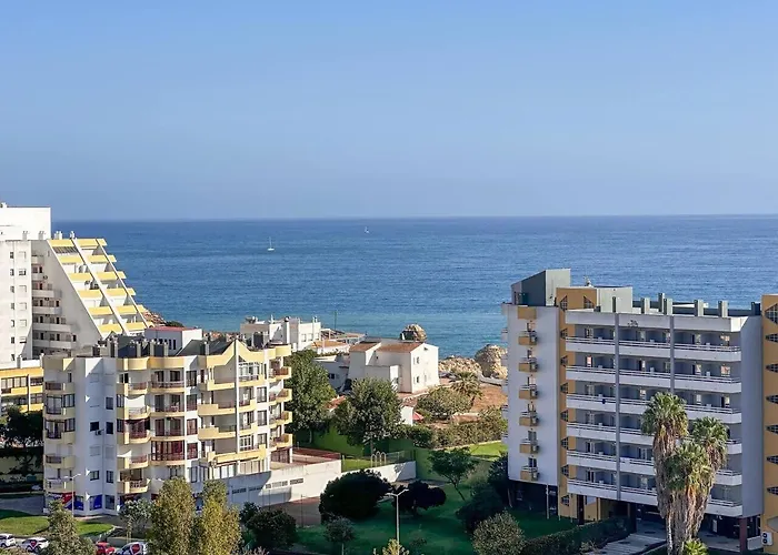 Beira Mar, Com Garagem E Piscina.